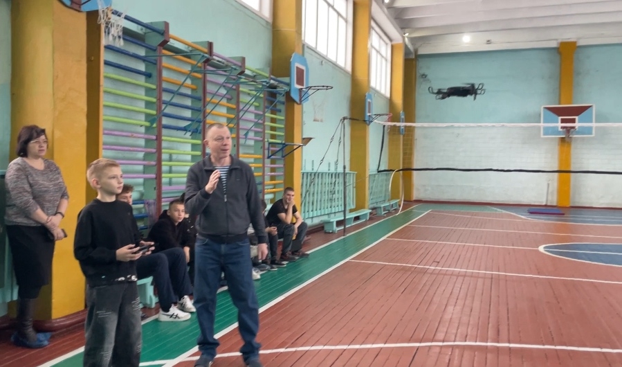 Первый полет: зиминские школьники осваивают дроны перед стартами.